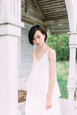 年轻的女孩在办公室推荐香水